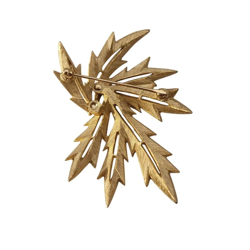 Vintage signed Crown‎ Trifari gold tone jagged leaf leaves brooch pin